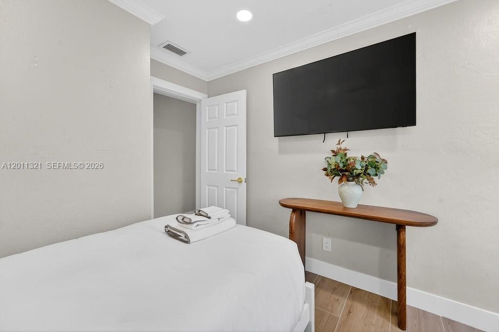 For Rent: $6,600 (4 beds, 2 baths, 1324 Square Feet)