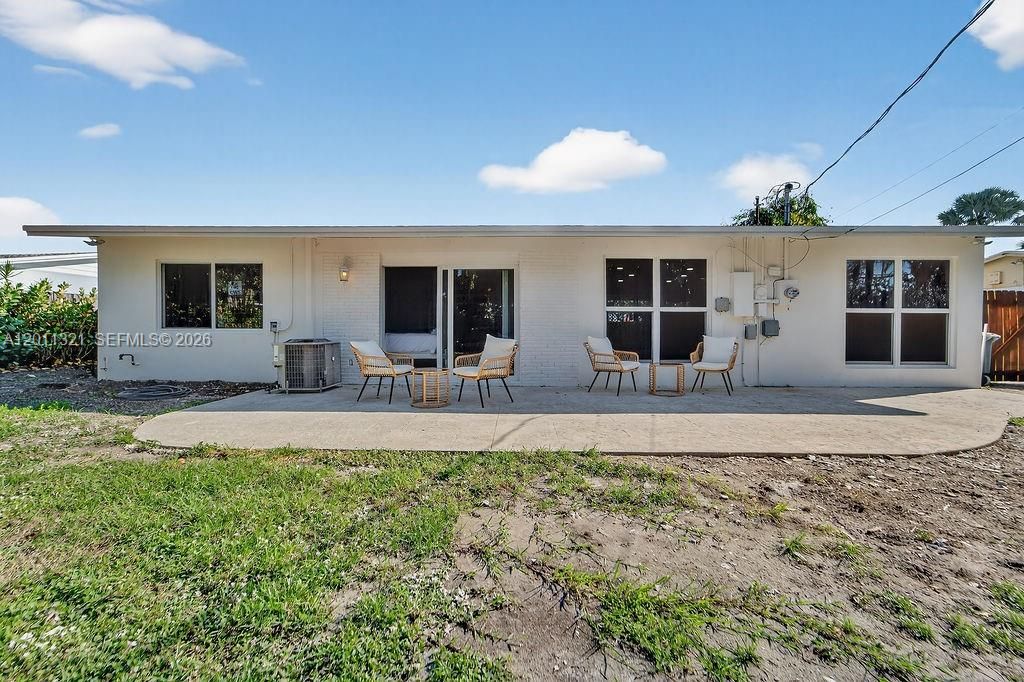 For Rent: $6,600 (4 beds, 2 baths, 1324 Square Feet)
