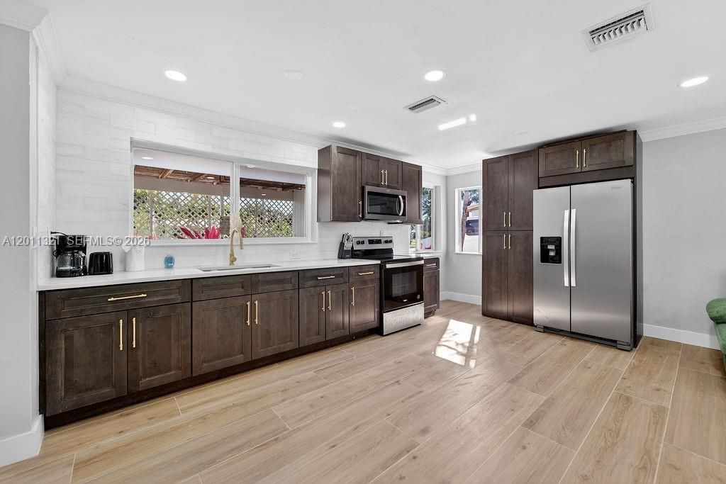 For Rent: $6,600 (4 beds, 2 baths, 1324 Square Feet)