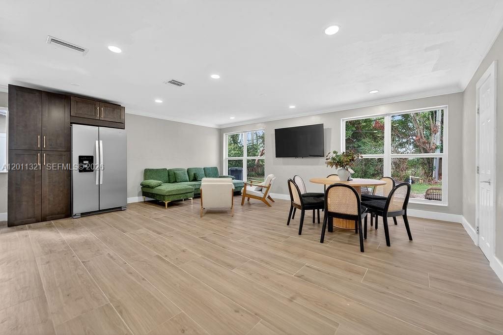 For Rent: $6,600 (4 beds, 2 baths, 1324 Square Feet)