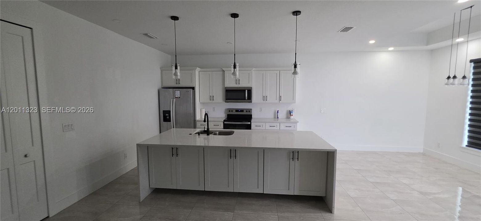 Activo con contrato: $275,000 (3 camas, 2 baños, 1758 Pies cuadrados)