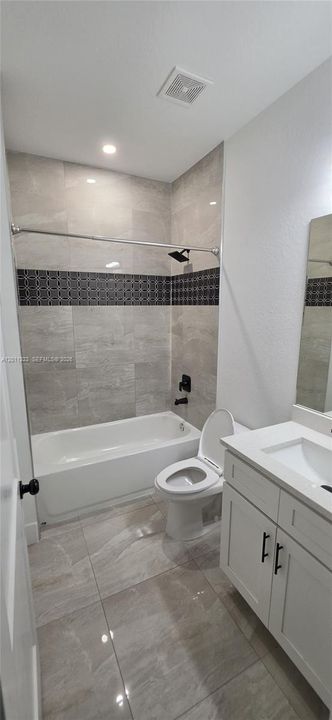 Activo con contrato: $275,000 (3 camas, 2 baños, 1758 Pies cuadrados)