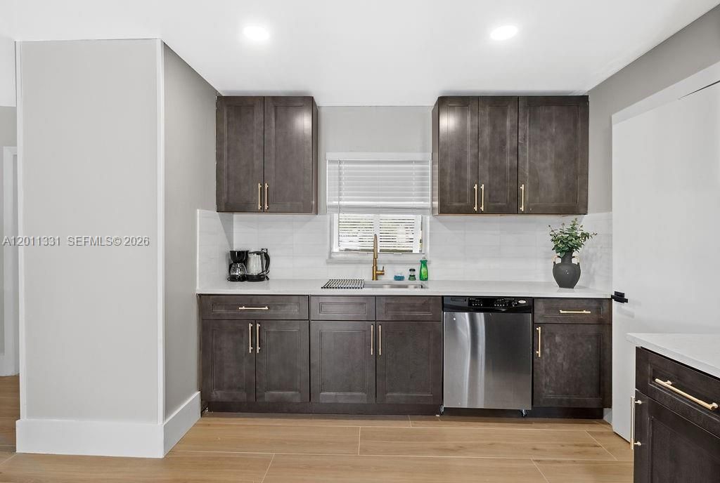 For Rent: $6,950 (4 beds, 2 baths, 1556 Square Feet)