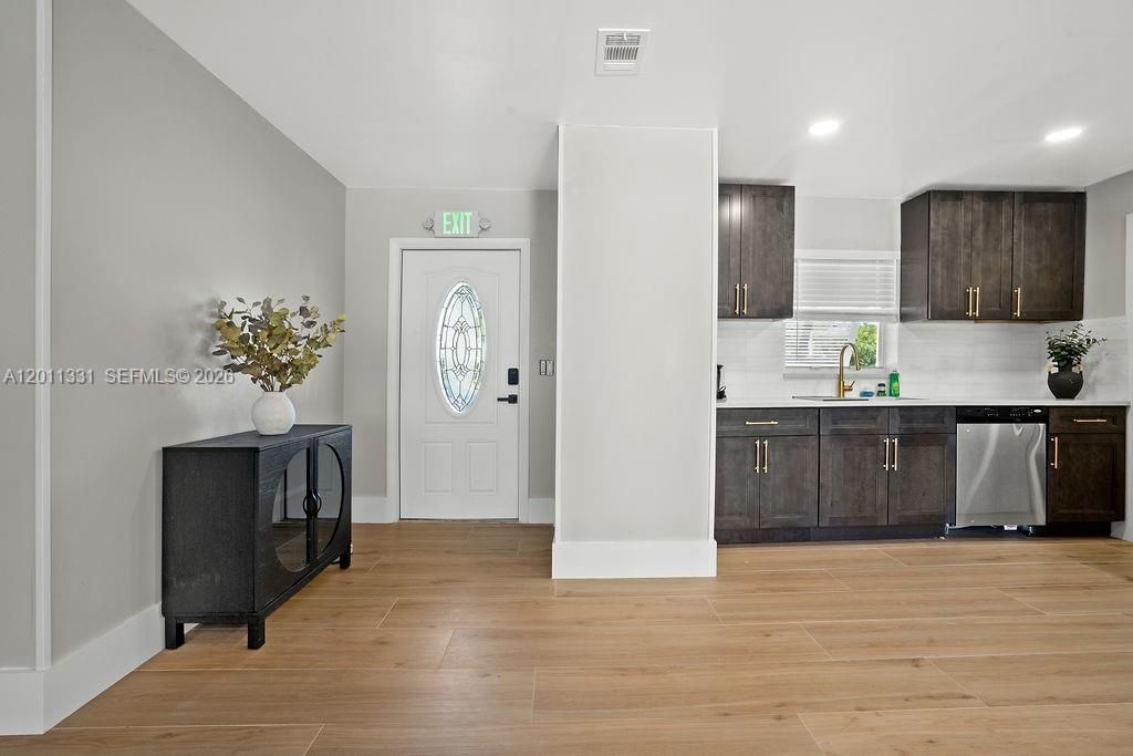 For Rent: $6,950 (4 beds, 2 baths, 1556 Square Feet)