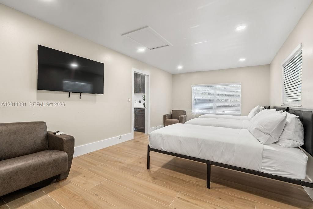 For Rent: $6,950 (4 beds, 2 baths, 1556 Square Feet)