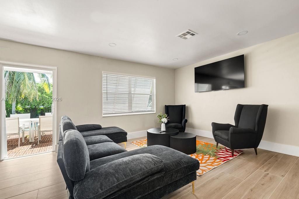 For Rent: $6,950 (4 beds, 2 baths, 1556 Square Feet)