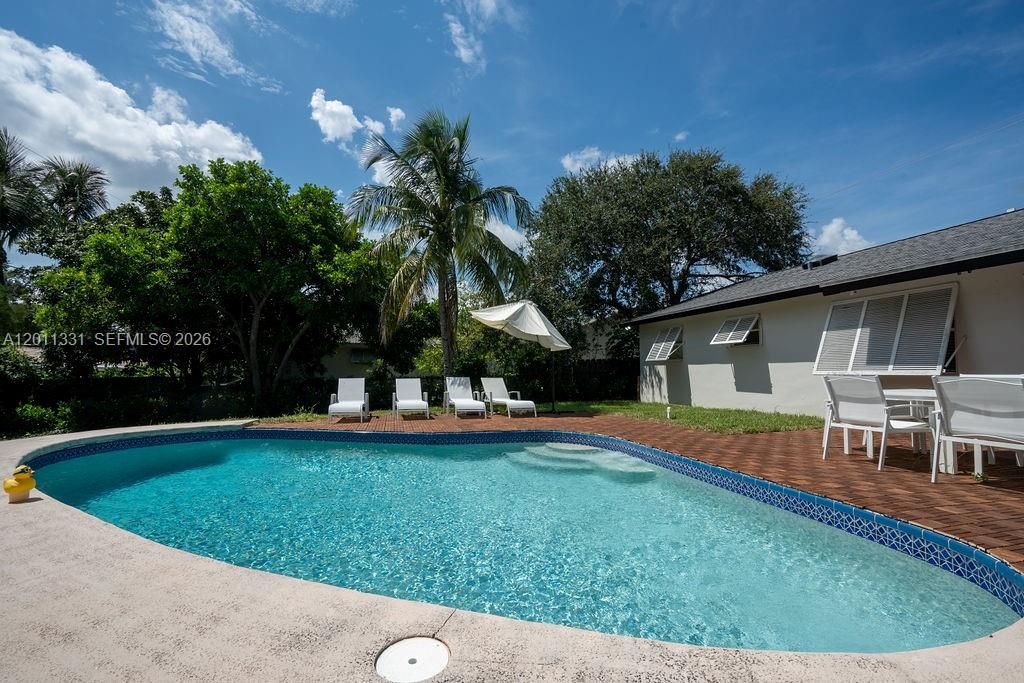 For Rent: $6,950 (4 beds, 2 baths, 1556 Square Feet)