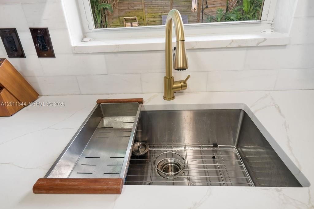 For Rent: $5,900 (3 beds, 2 baths, 1092 Square Feet)