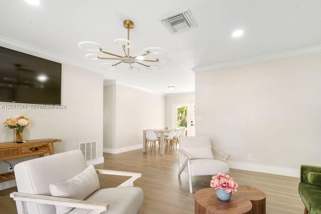 For Rent: $5,900 (3 beds, 2 baths, 1092 Square Feet)