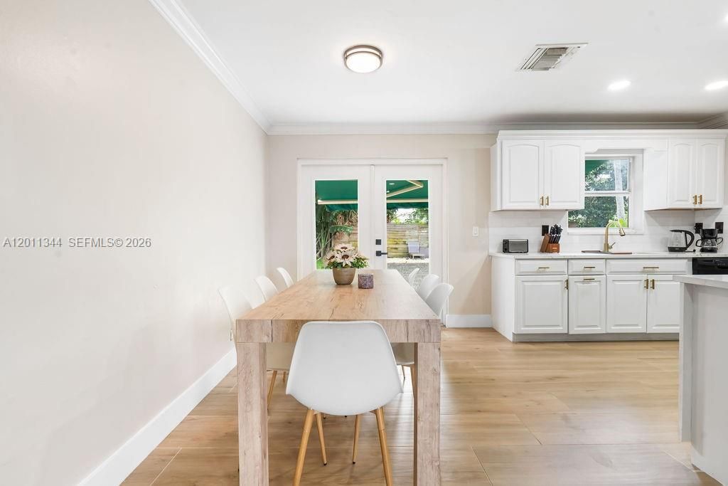 For Rent: $5,900 (3 beds, 2 baths, 1092 Square Feet)