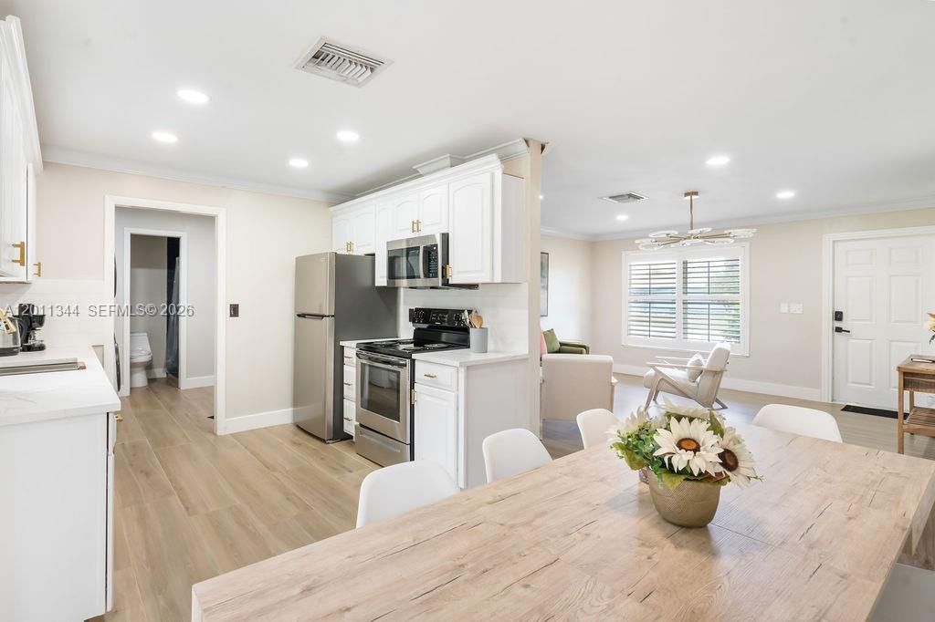 For Rent: $5,900 (3 beds, 2 baths, 1092 Square Feet)