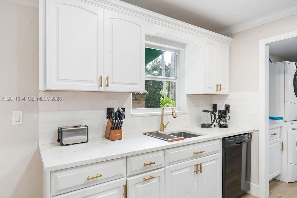 For Rent: $5,900 (3 beds, 2 baths, 1092 Square Feet)