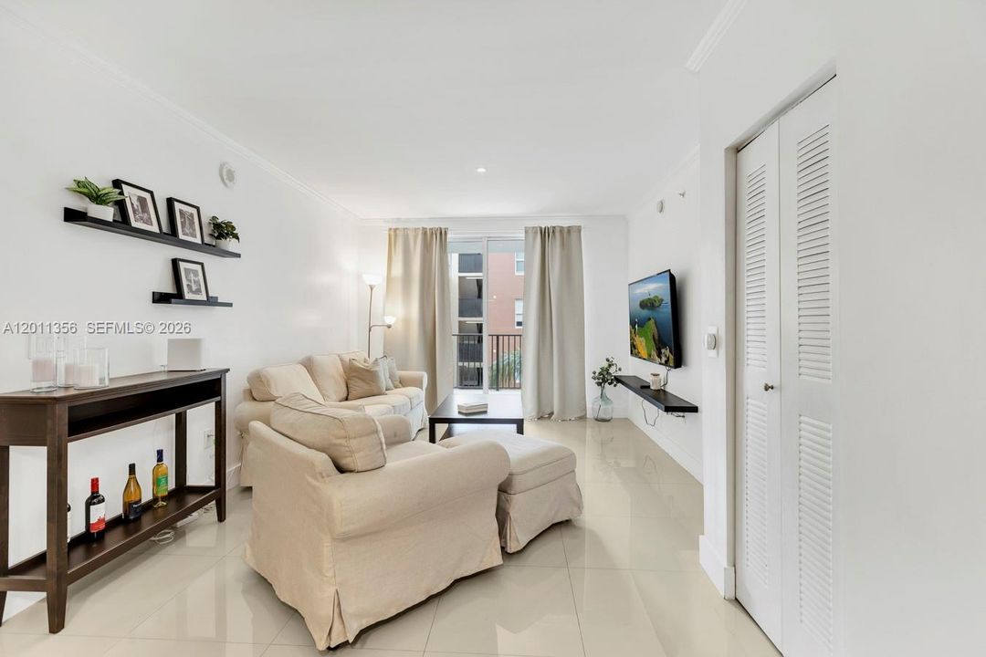 For Sale: $550,000 (2 beds, 2 baths, 1024 Square Feet)