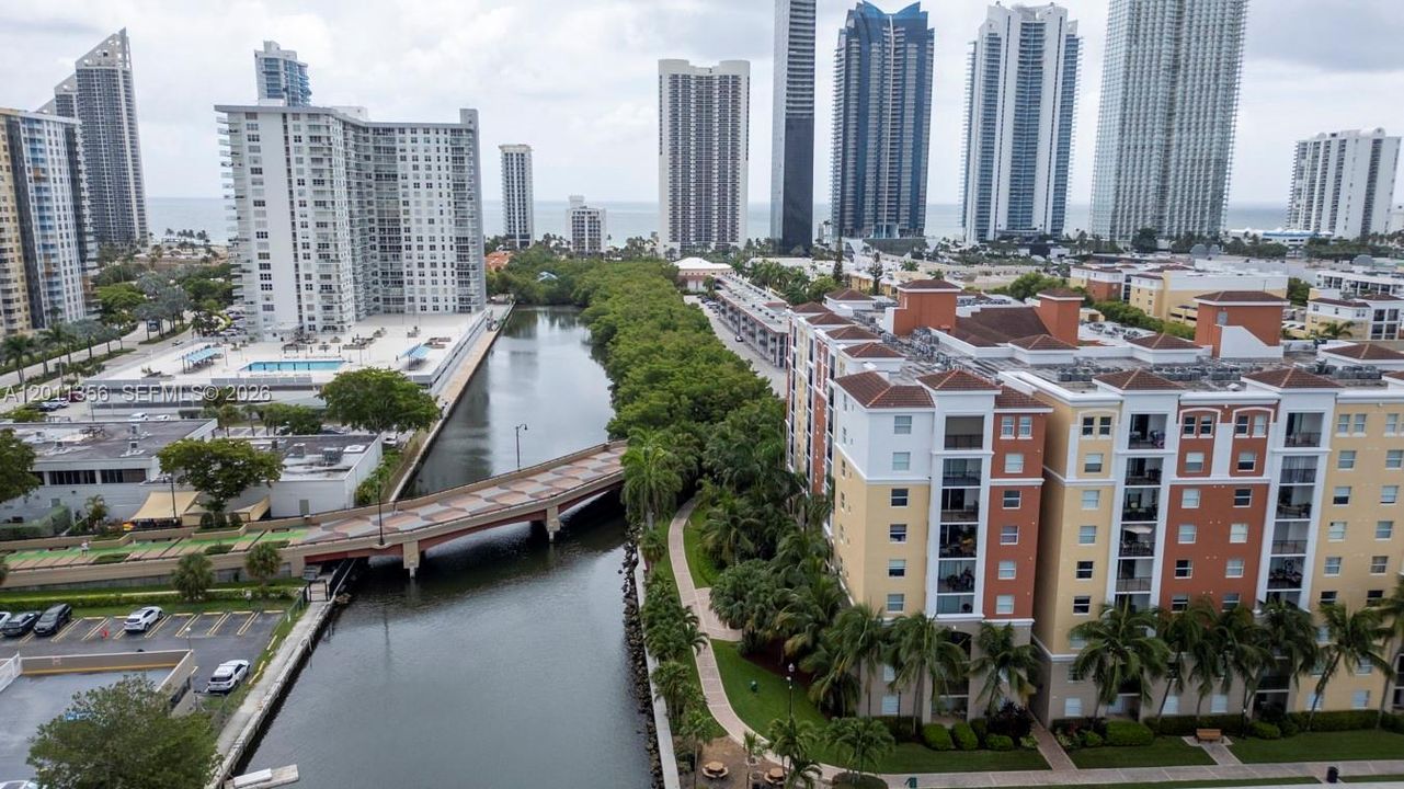 For Sale: $550,000 (2 beds, 2 baths, 1024 Square Feet)
