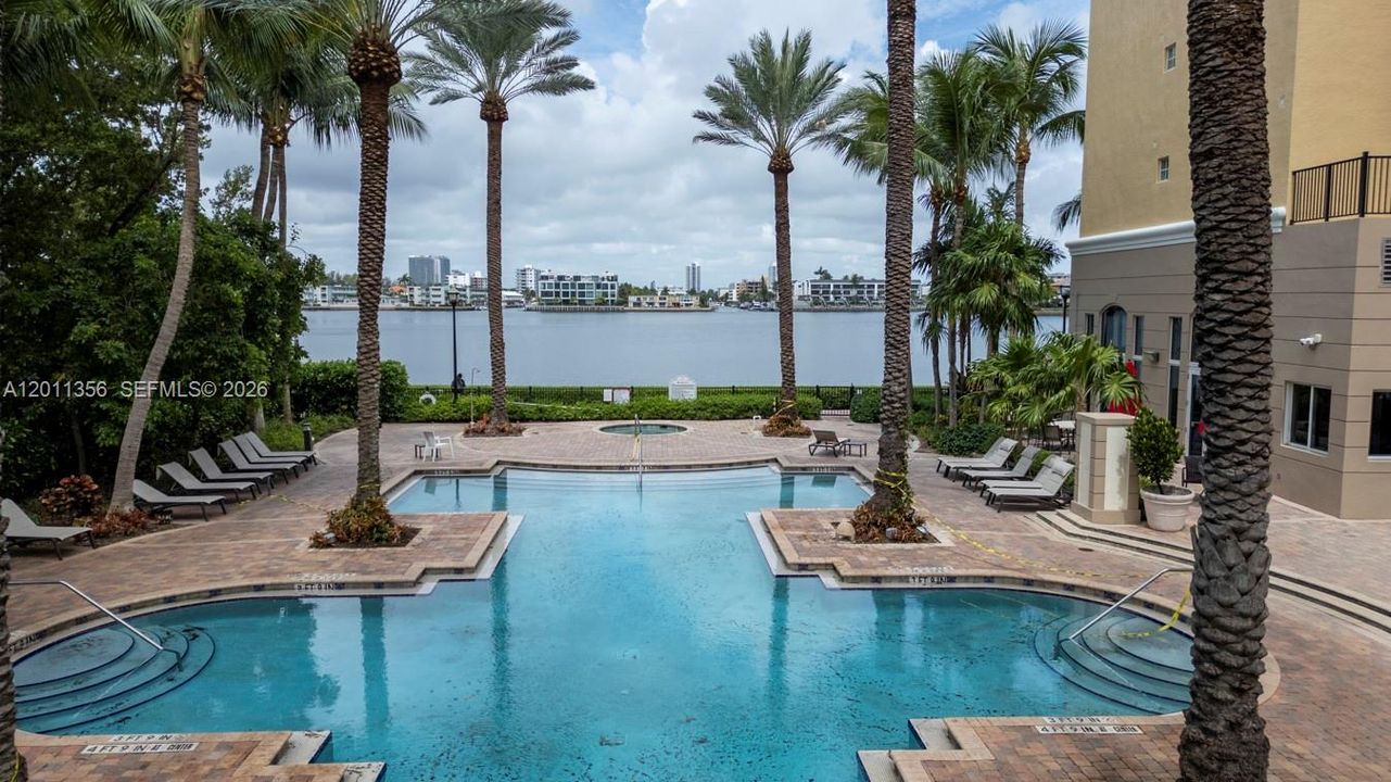 For Sale: $550,000 (2 beds, 2 baths, 1024 Square Feet)