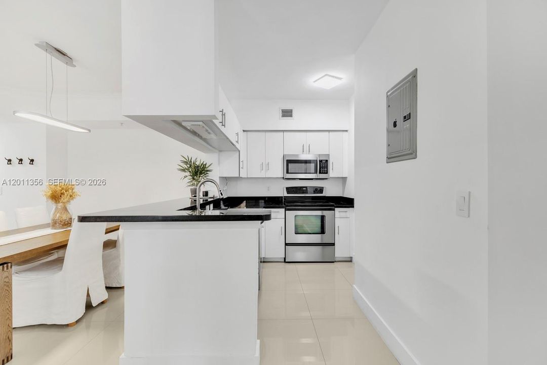For Sale: $550,000 (2 beds, 2 baths, 1024 Square Feet)
