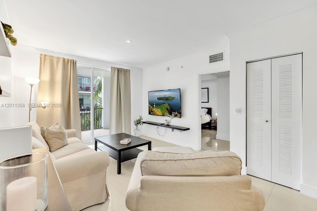 For Sale: $550,000 (2 beds, 2 baths, 1024 Square Feet)