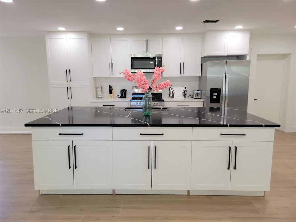 For Rent: $6,700 (4 beds, 2 baths, 1901 Square Feet)