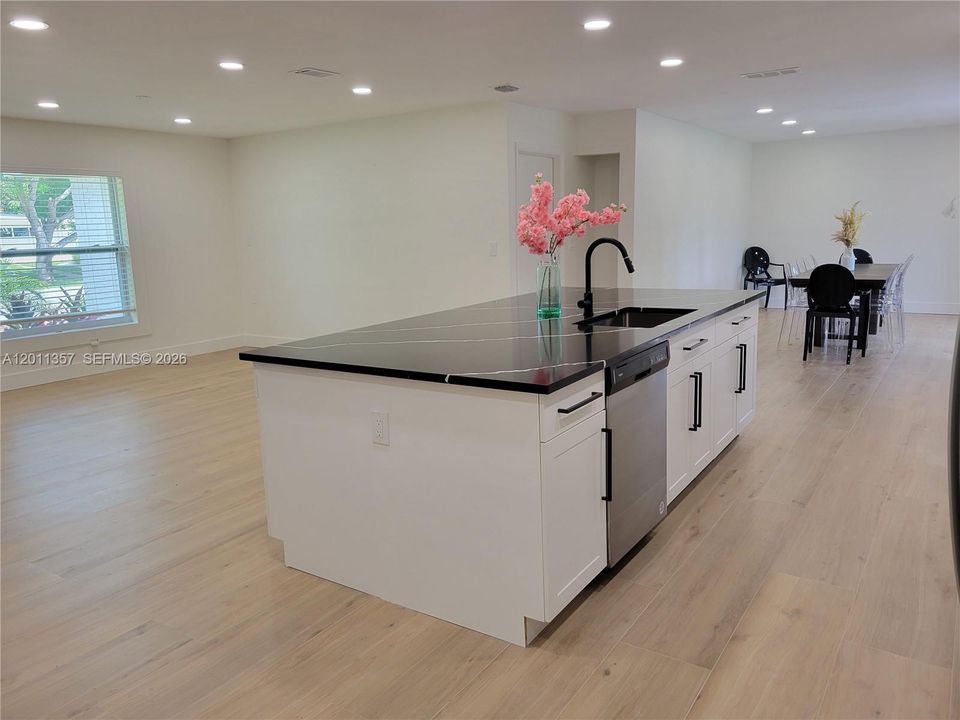 For Rent: $6,700 (4 beds, 2 baths, 1901 Square Feet)