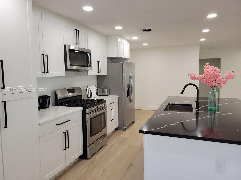 For Rent: $6,700 (4 beds, 2 baths, 1901 Square Feet)