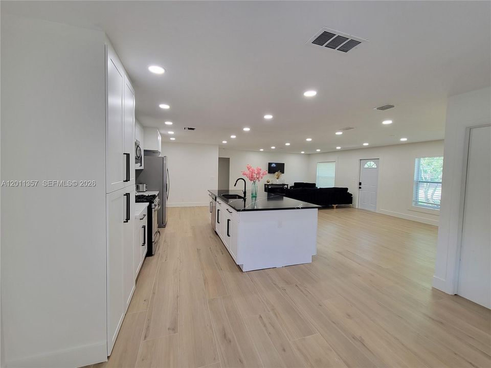 For Rent: $6,700 (4 beds, 2 baths, 1901 Square Feet)
