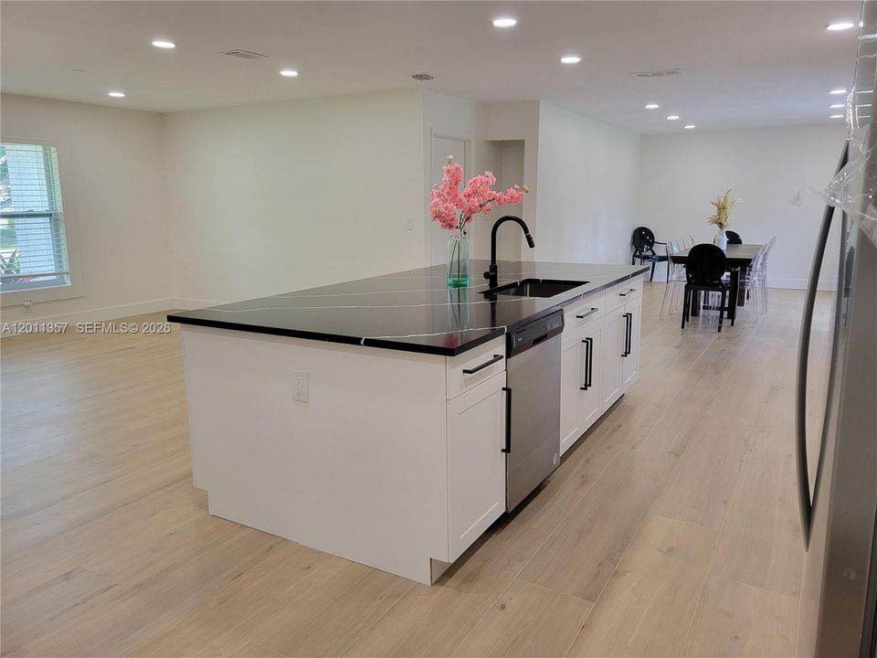 For Rent: $6,700 (4 beds, 2 baths, 1901 Square Feet)