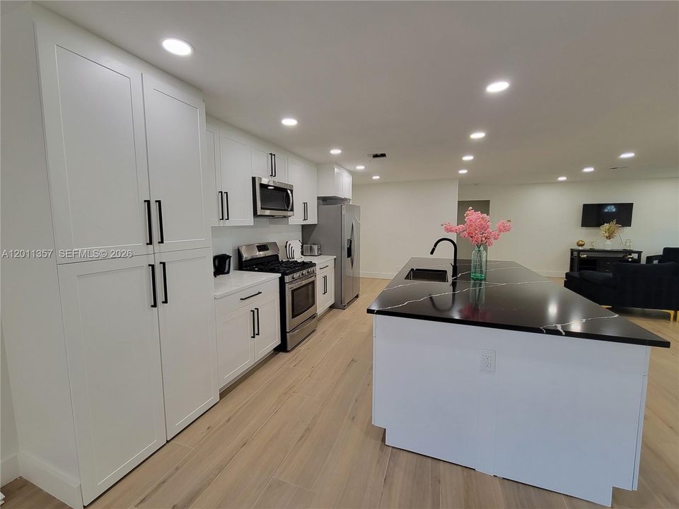 For Rent: $6,700 (4 beds, 2 baths, 1901 Square Feet)