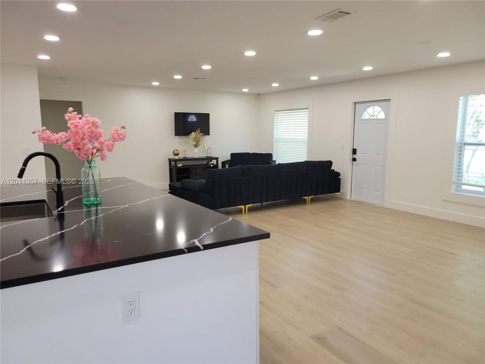 For Rent: $6,700 (4 beds, 2 baths, 1901 Square Feet)