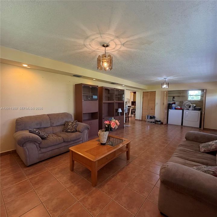 Activo con contrato: $599,000 (3 camas, 2 baños, 1537 Pies cuadrados)