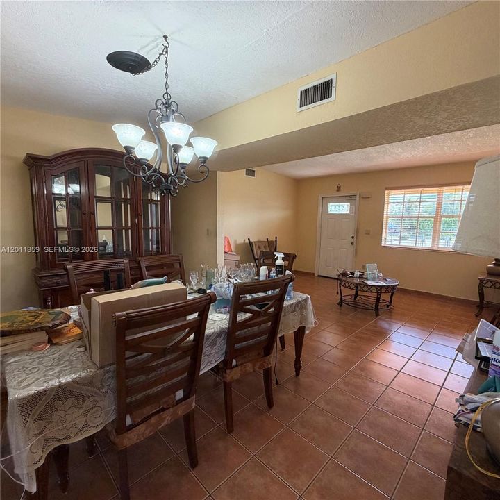 Activo con contrato: $599,000 (3 camas, 2 baños, 1537 Pies cuadrados)
