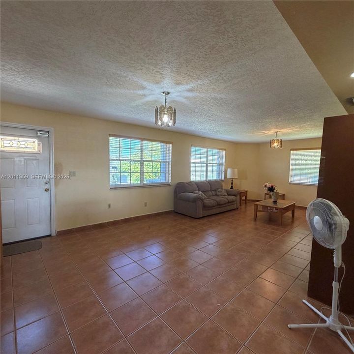 Activo con contrato: $599,000 (3 camas, 2 baños, 1537 Pies cuadrados)