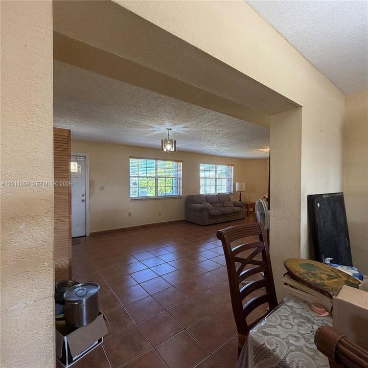 Activo con contrato: $599,000 (3 camas, 2 baños, 1537 Pies cuadrados)