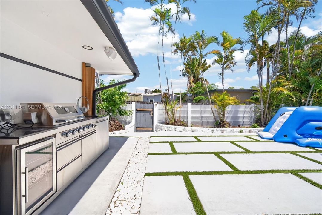 For Sale: $1,750,000 (7 beds, 3 baths, 3285 Square Feet)