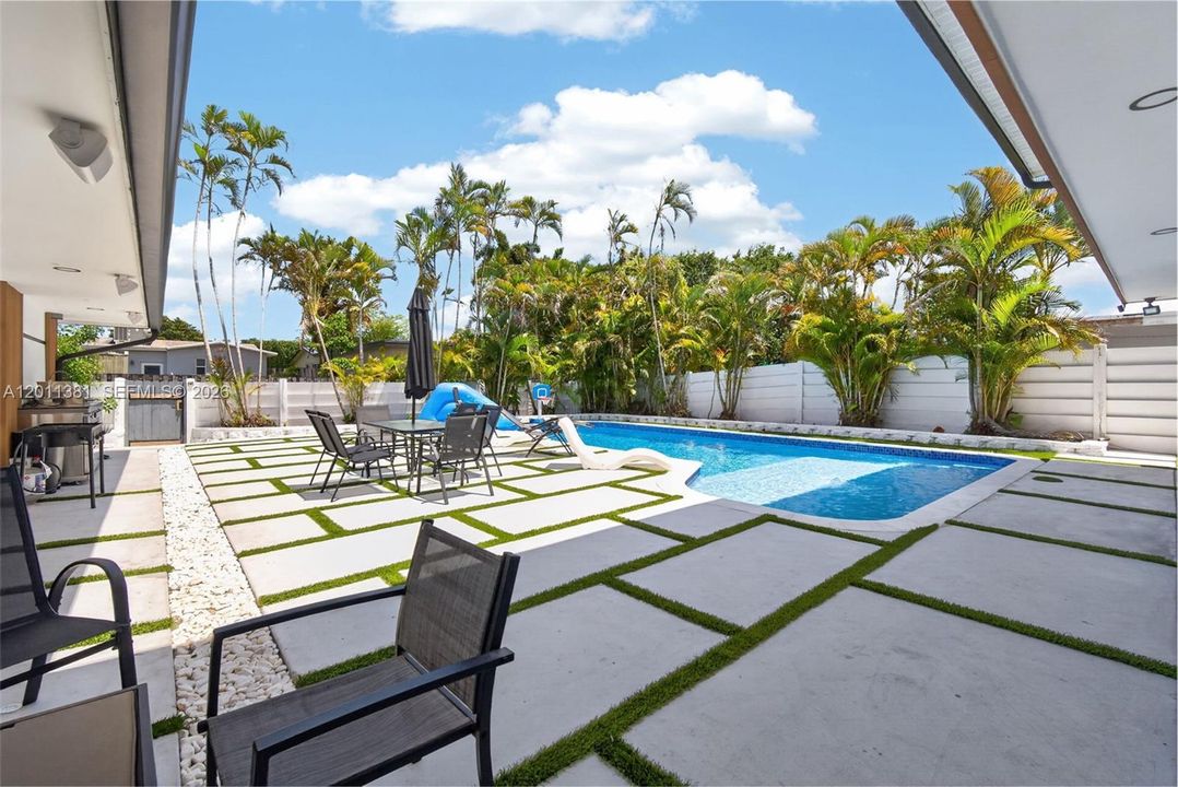 For Sale: $1,750,000 (7 beds, 3 baths, 3285 Square Feet)
