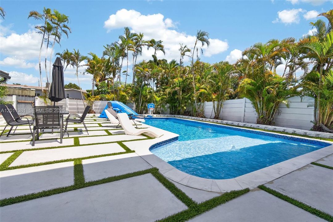 For Sale: $1,750,000 (7 beds, 3 baths, 3285 Square Feet)
