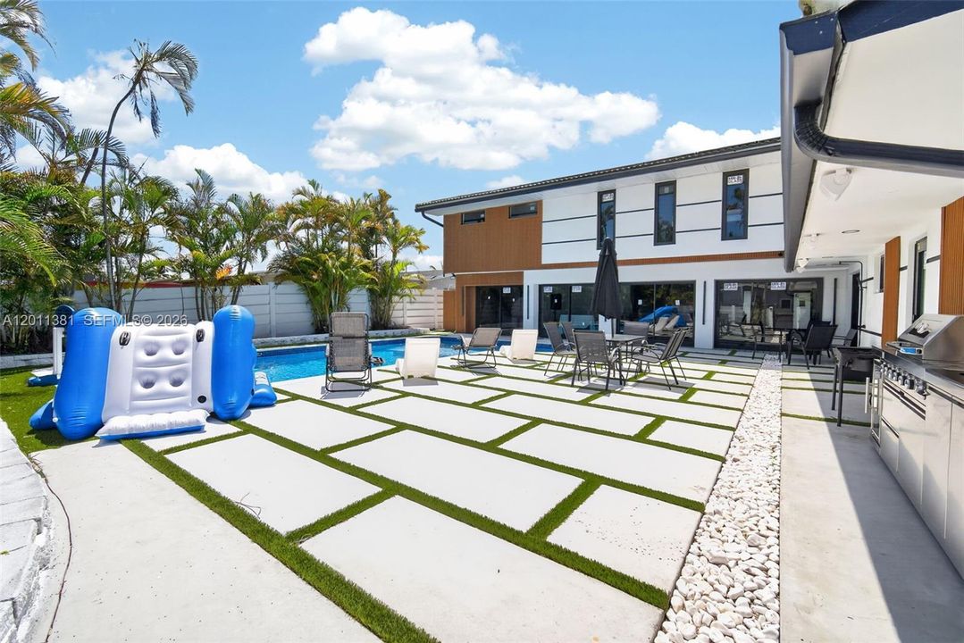 For Sale: $1,750,000 (7 beds, 3 baths, 3285 Square Feet)