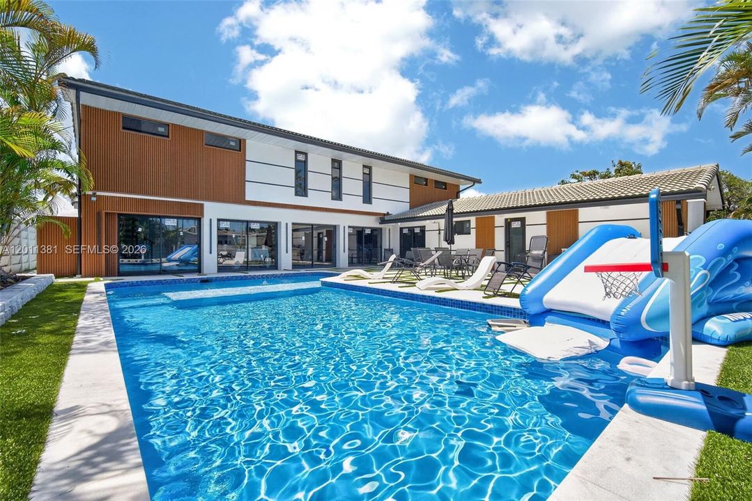 For Sale: $1,750,000 (7 beds, 3 baths, 3285 Square Feet)