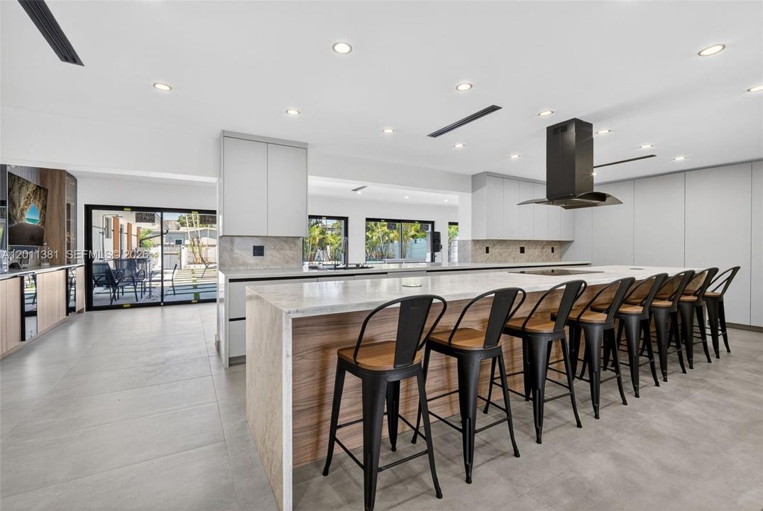 For Sale: $1,750,000 (7 beds, 3 baths, 3285 Square Feet)