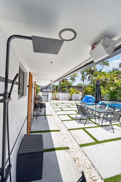 For Sale: $1,750,000 (7 beds, 3 baths, 3285 Square Feet)