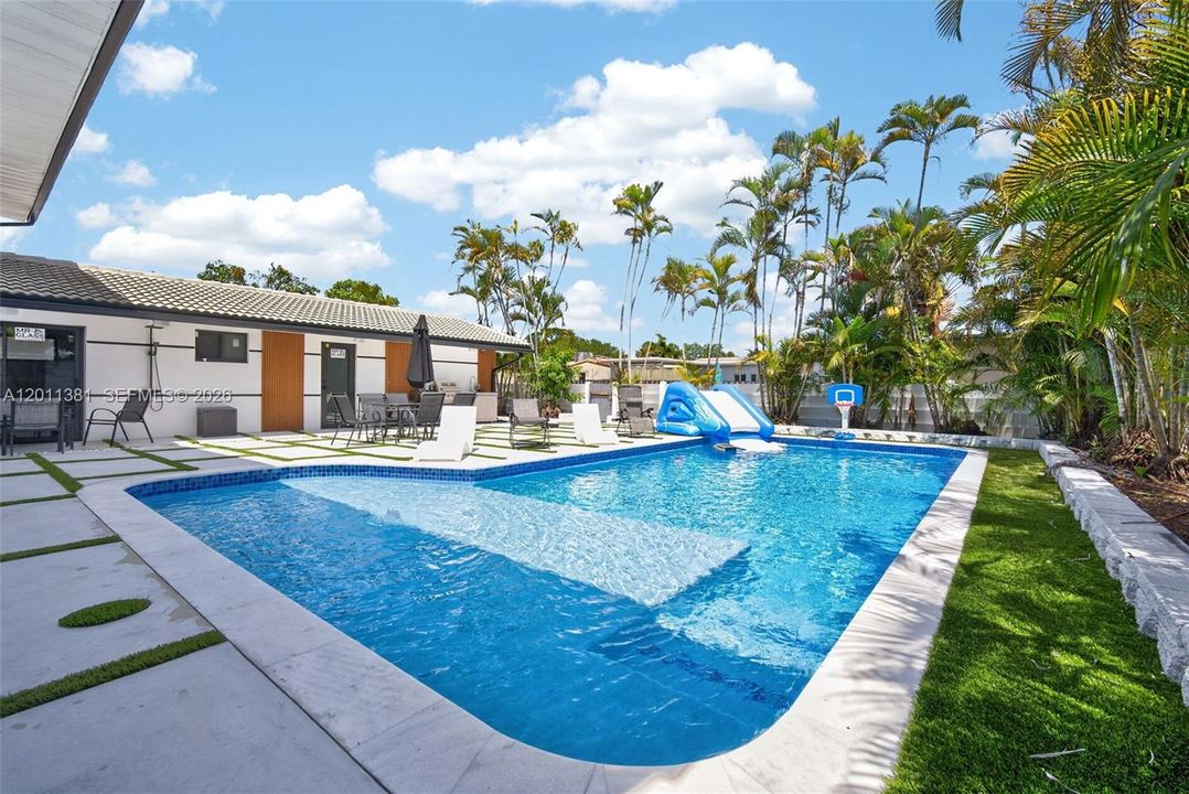 For Sale: $1,750,000 (7 beds, 3 baths, 3285 Square Feet)