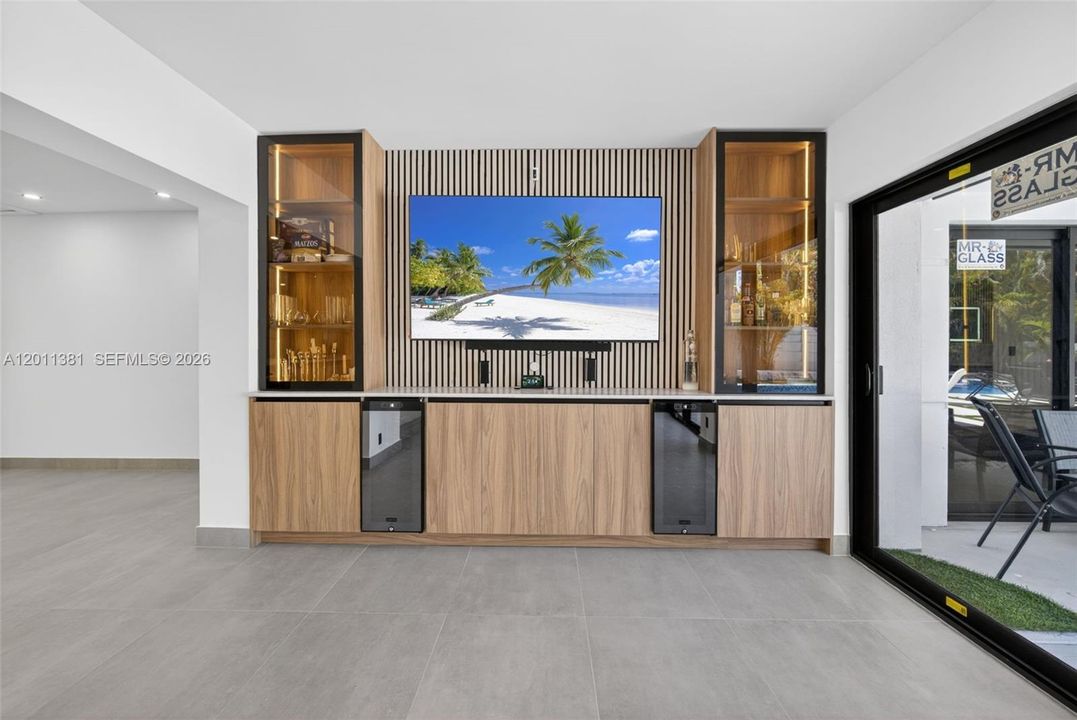 For Sale: $1,750,000 (7 beds, 3 baths, 3285 Square Feet)