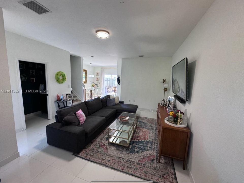 Recently Rented: $3,000 (3 beds, 2 baths, 1416 Square Feet)