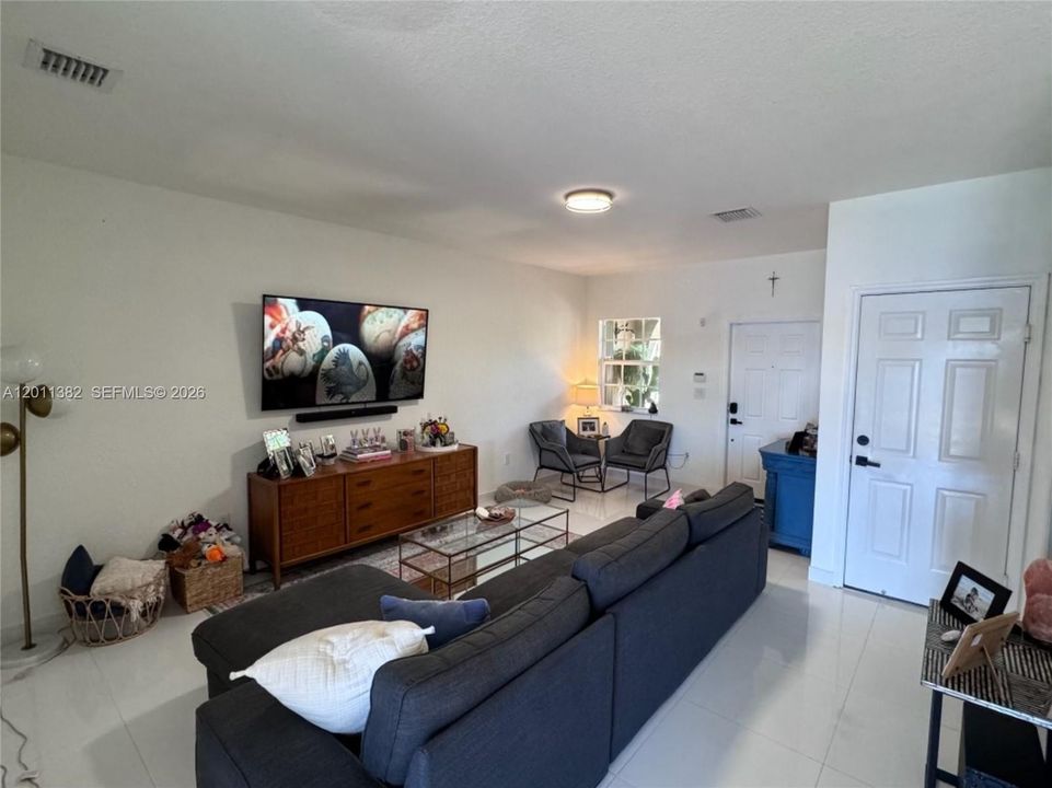 Recently Rented: $3,000 (3 beds, 2 baths, 1416 Square Feet)
