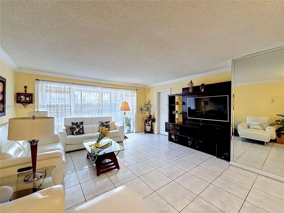 Active With Contract: $190,000 (2 beds, 2 baths, 1074 Square Feet)