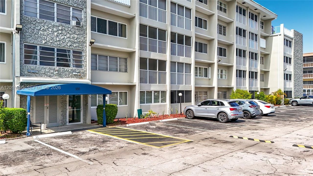 Active With Contract: $190,000 (2 beds, 2 baths, 1074 Square Feet)