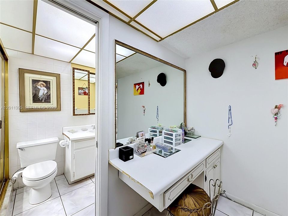 Active With Contract: $190,000 (2 beds, 2 baths, 1074 Square Feet)