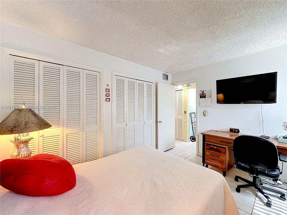 Active With Contract: $190,000 (2 beds, 2 baths, 1074 Square Feet)