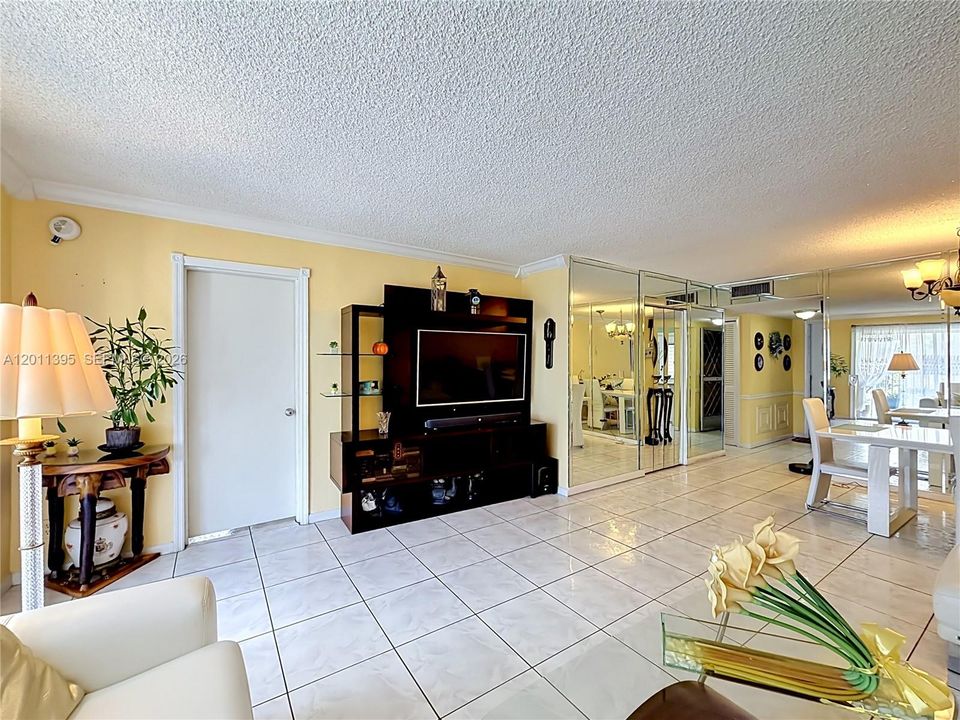 Active With Contract: $190,000 (2 beds, 2 baths, 1074 Square Feet)