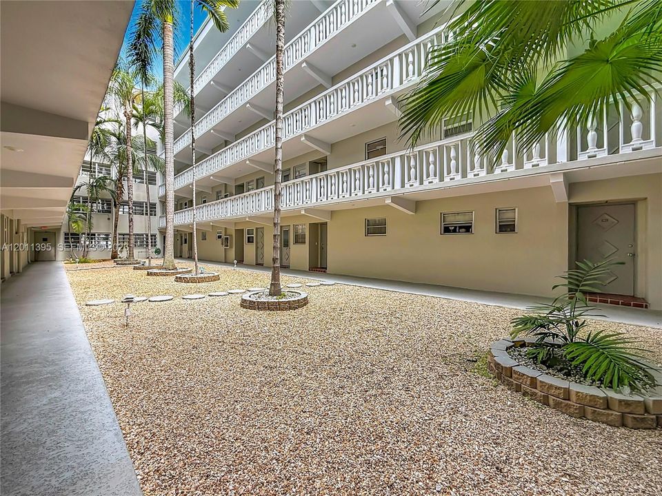 Active With Contract: $190,000 (2 beds, 2 baths, 1074 Square Feet)