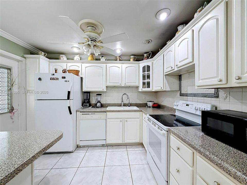 Active With Contract: $190,000 (2 beds, 2 baths, 1074 Square Feet)